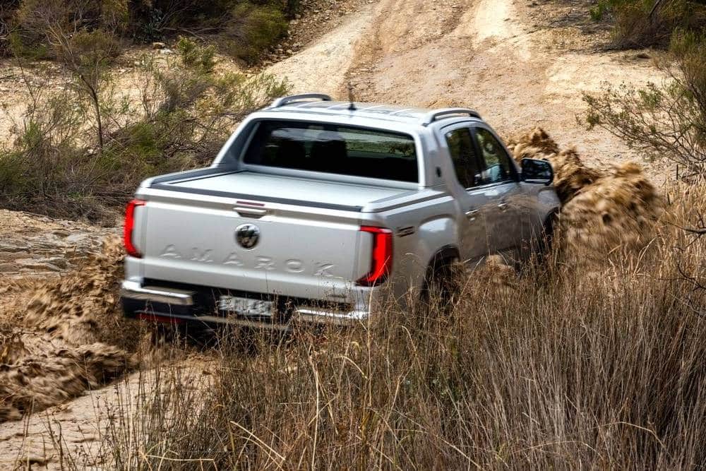https://cdn.autogreeknews.gr/wp-content/uploads/2025/10/vw-amarok-2.3-tsi-05.jpg