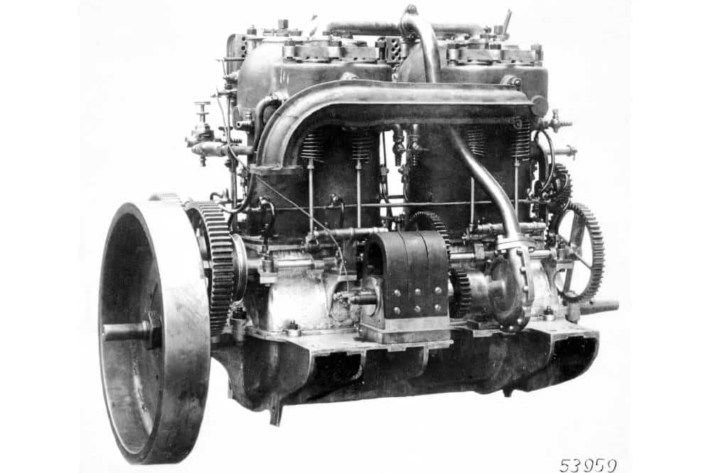 https://cdn.autogreeknews.gr/wp-content/uploads/2025/11/1900-mercedes-35hp-4.jpg