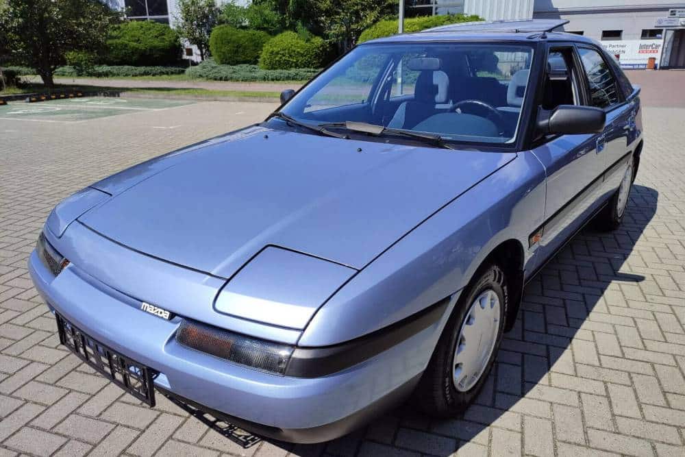 https://cdn.autogreeknews.gr/wp-content/uploads/2025/11/1990-Mazda-323F-1-2048x1536-1.jpg