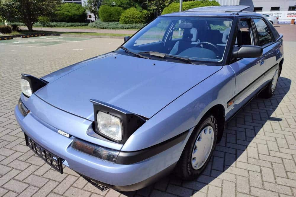 https://cdn.autogreeknews.gr/wp-content/uploads/2025/11/1990-Mazda-323F-2-2048x1536-1.jpg
