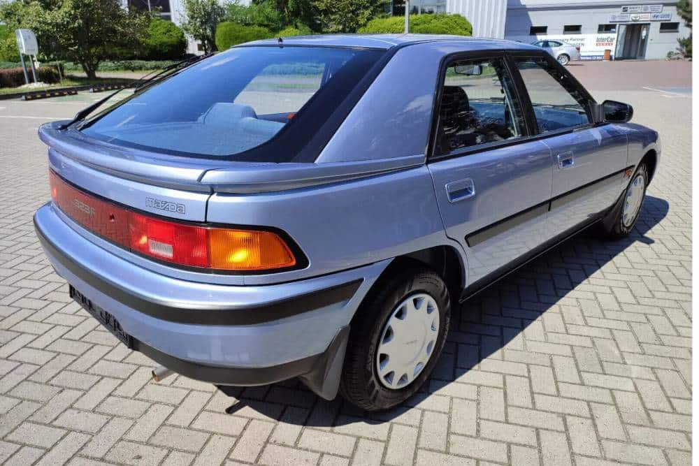 https://cdn.autogreeknews.gr/wp-content/uploads/2025/11/1990-Mazda-323F-3-2048x1536-1.jpg