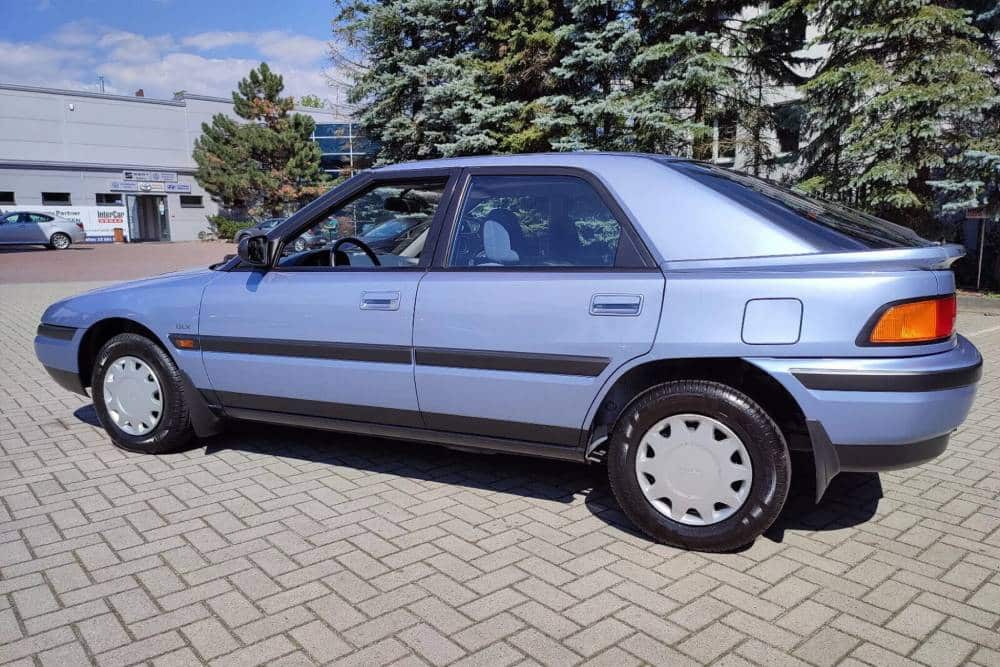 https://cdn.autogreeknews.gr/wp-content/uploads/2025/11/1990-Mazda-323F-4-2048x1536-1.jpg