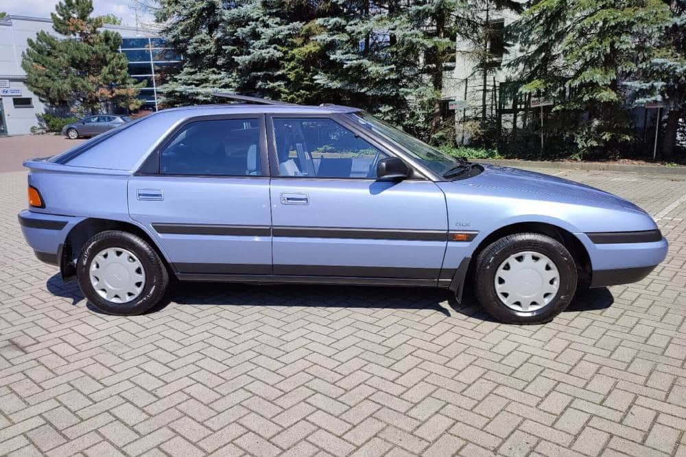 https://cdn.autogreeknews.gr/wp-content/uploads/2025/11/1990-Mazda-323F-5-2048x1536-1.jpg