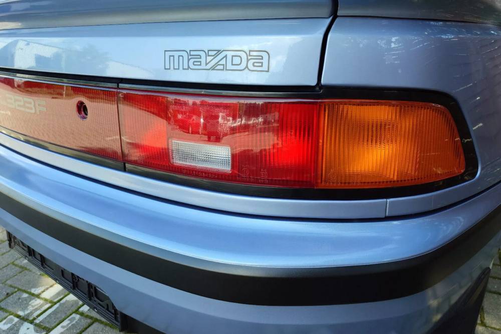 https://cdn.autogreeknews.gr/wp-content/uploads/2025/11/1990-Mazda-323F-7-2048x1536-1.jpg