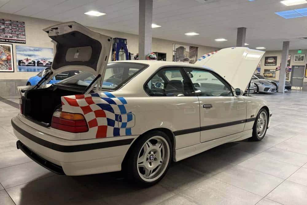 https://cdn.autogreeknews.gr/wp-content/uploads/2025/11/1995-BMW-M3-Auction-10.jpg