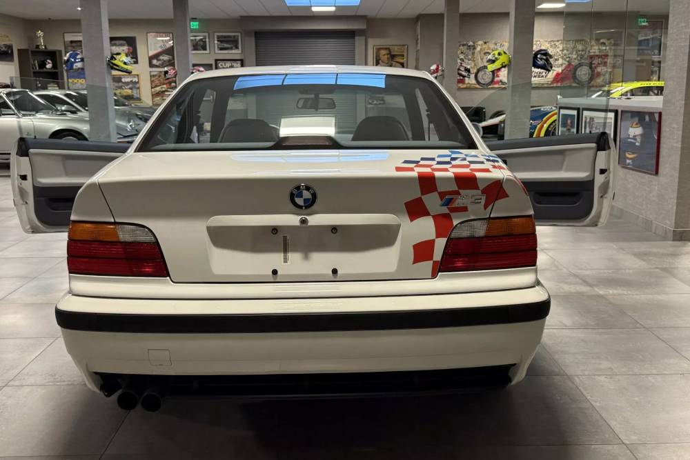https://cdn.autogreeknews.gr/wp-content/uploads/2025/11/1995-BMW-M3-Auction-12.jpg