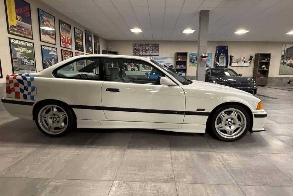 https://cdn.autogreeknews.gr/wp-content/uploads/2025/11/1995-BMW-M3-Auction-3.jpg