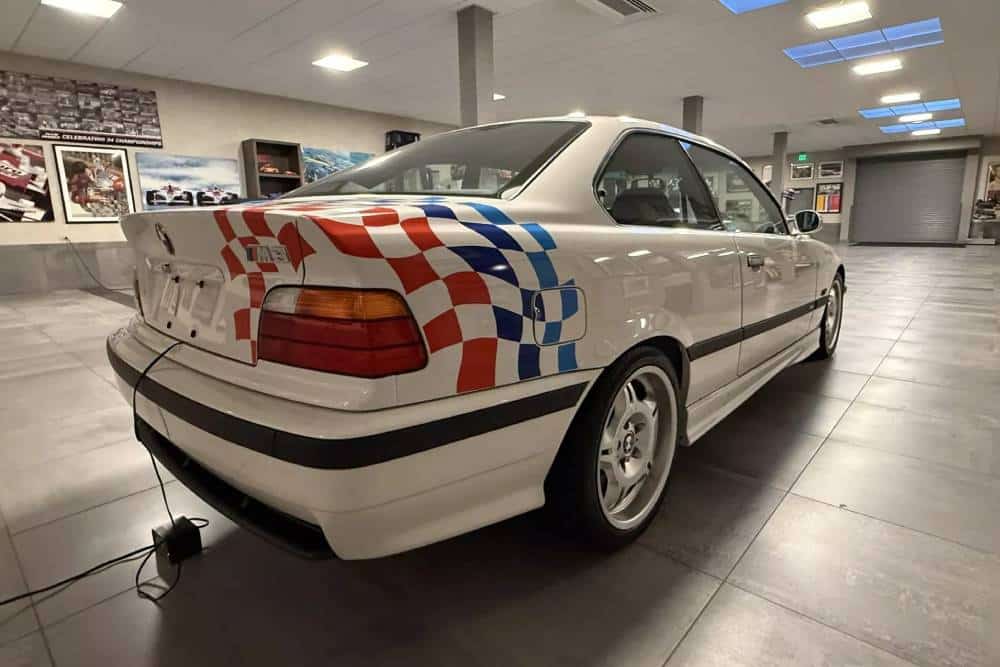 https://cdn.autogreeknews.gr/wp-content/uploads/2025/11/1995-BMW-M3-Auction-4.jpg