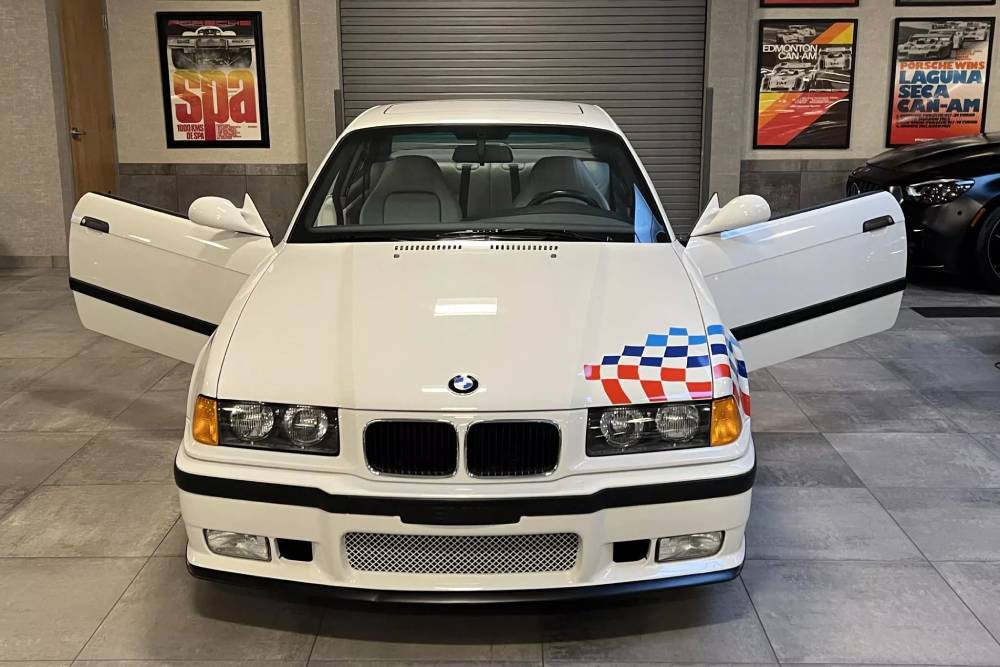 https://cdn.autogreeknews.gr/wp-content/uploads/2025/11/1995-BMW-M3-Auction-78.jpg