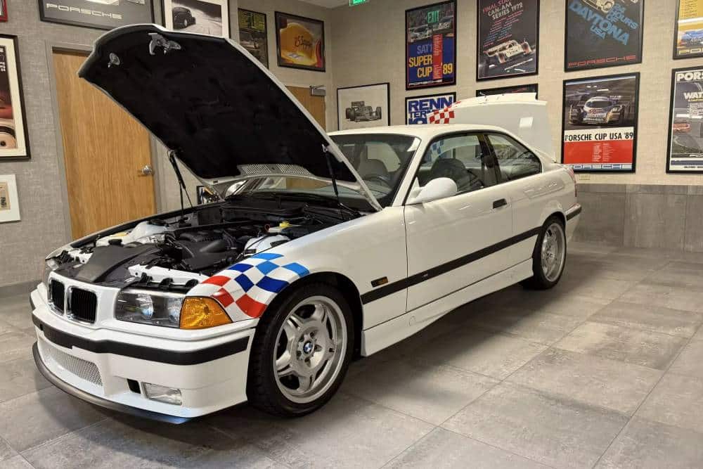 https://cdn.autogreeknews.gr/wp-content/uploads/2025/11/1995-BMW-M3-Auction-8.jpg