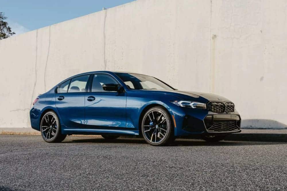 https://cdn.autogreeknews.gr/wp-content/uploads/2025/11/2026-BMW-M340i-xDrive-50-Jahre-Edition-11-2048x136-1.jpg