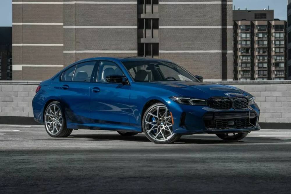 https://cdn.autogreeknews.gr/wp-content/uploads/2025/11/2026-BMW-M340i-xDrive-50-Jahre-Edition-Canada-16-2.jpg