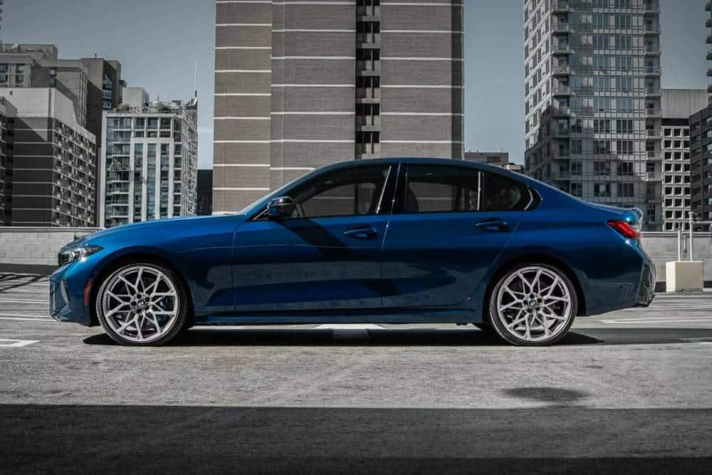 https://cdn.autogreeknews.gr/wp-content/uploads/2025/11/2026-BMW-M340i-xDrive-50-Jahre-Edition-Canada-17-2.jpg