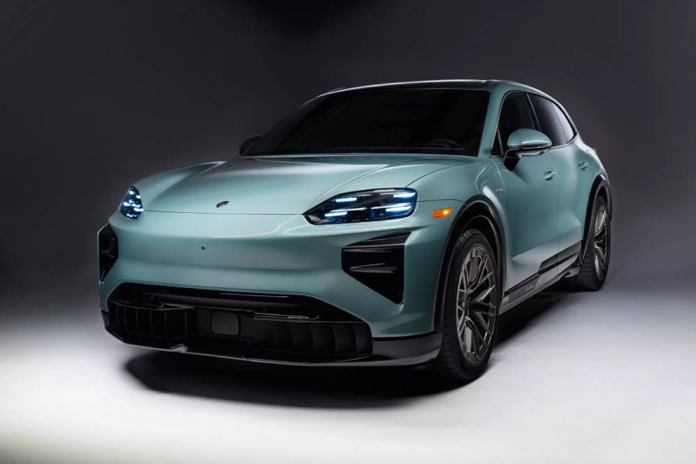 https://cdn.autogreeknews.gr/wp-content/uploads/2025/11/2026-Porsche-Cayenne-Turbo-Electric-00027-2048x136-1.jpg
