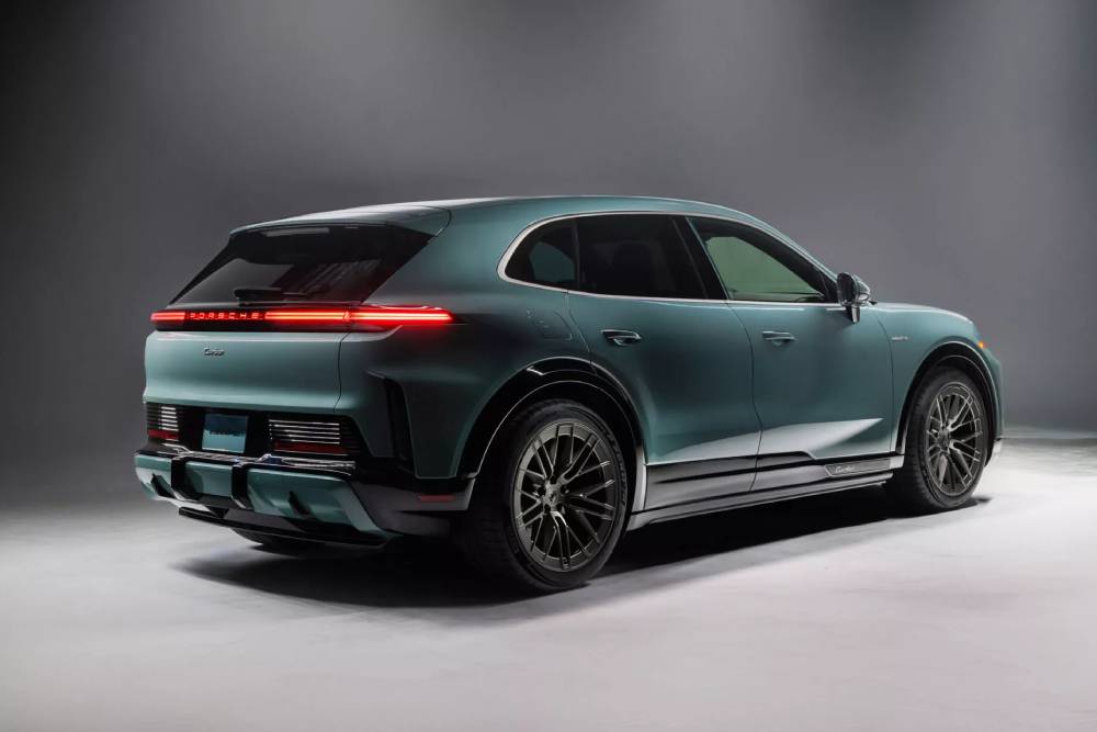 https://cdn.autogreeknews.gr/wp-content/uploads/2025/11/2026-Porsche-Cayenne-Turbo-Electric-00032-2048x136-1.jpg