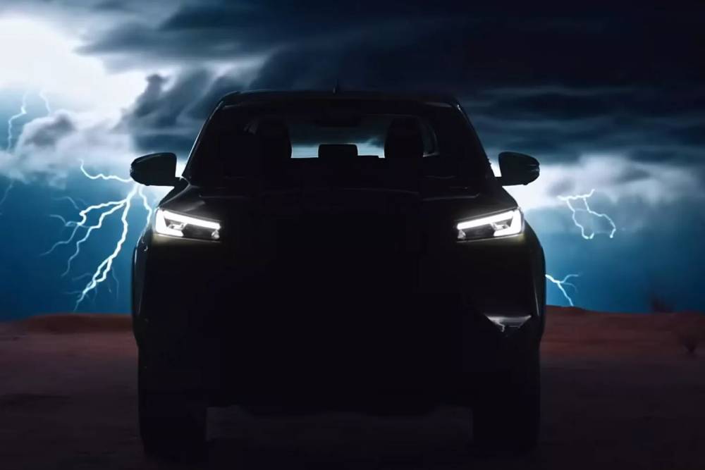 https://cdn.autogreeknews.gr/wp-content/uploads/2025/11/2026-Toyota-Hilux-Teaser-1-2048x1152-1.jpg