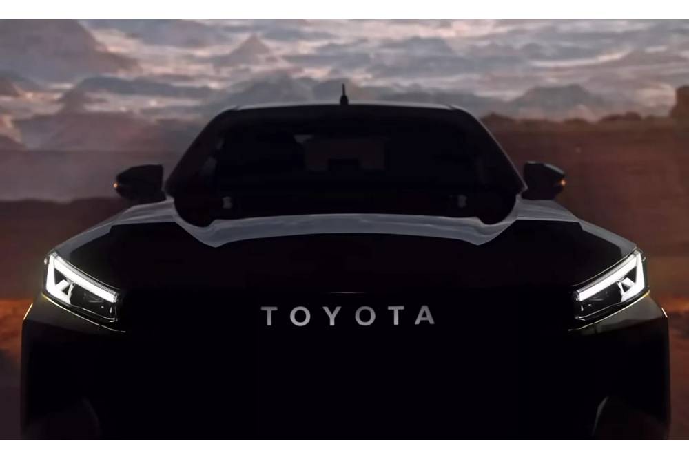 https://cdn.autogreeknews.gr/wp-content/uploads/2025/11/2026-Toyota-Hilux-Teaser-2-2048x1152-1.jpg