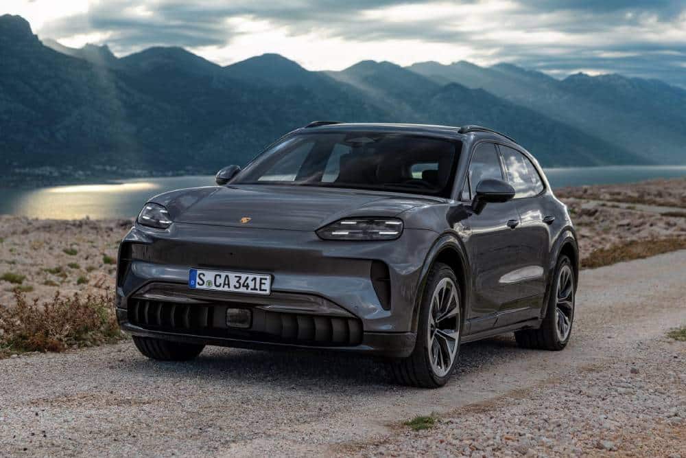 https://cdn.autogreeknews.gr/wp-content/uploads/2025/11/2026-porsche-cayenne-electric-7-1.jpg