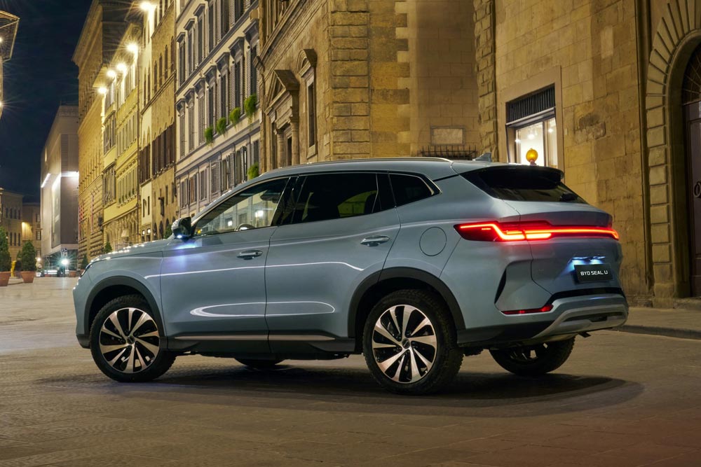 https://cdn.autogreeknews.gr/wp-content/uploads/2025/11/BYD-SEAL-U-DM-i-5.jpg