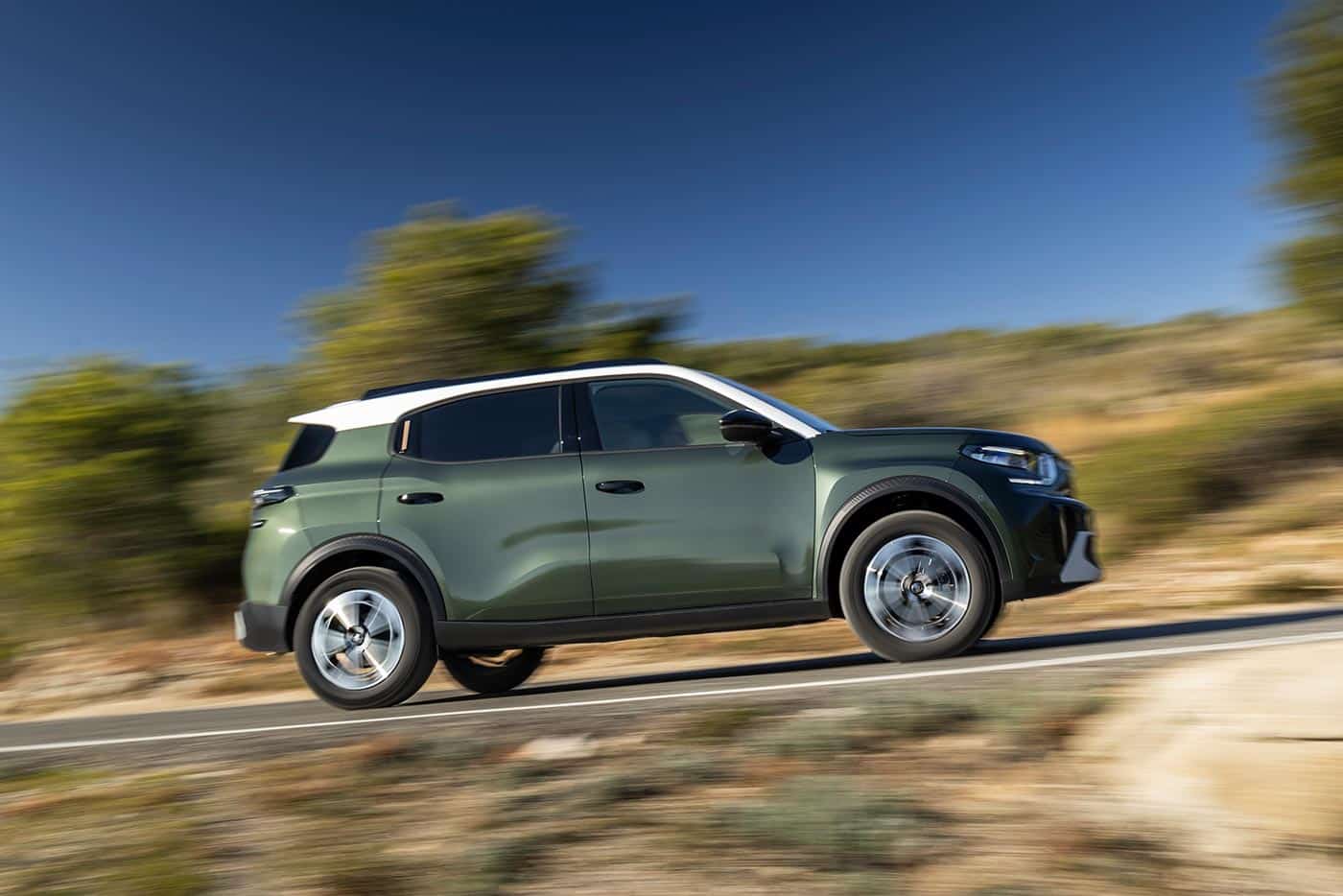 https://cdn.autogreeknews.gr/wp-content/uploads/2025/11/Citroen-C3-Aircross-side.jpg