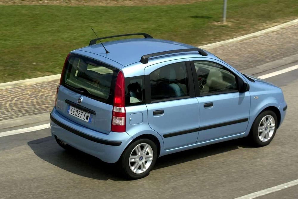 https://cdn.autogreeknews.gr/wp-content/uploads/2025/11/Fiat-Panda-2003-2.jpg
