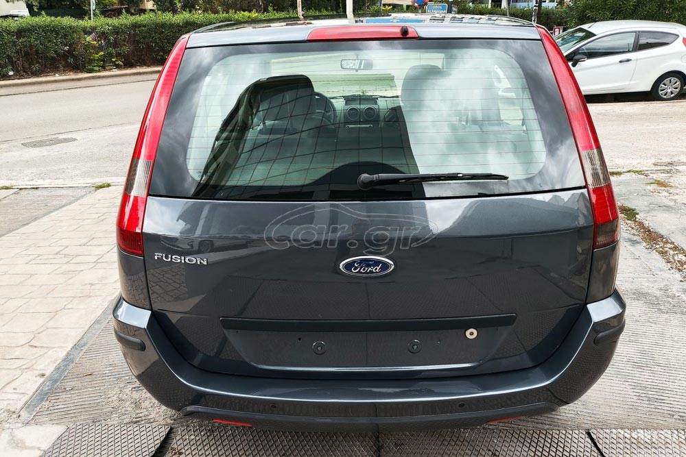 https://cdn.autogreeknews.gr/wp-content/uploads/2025/11/Ford-Fusion-2004-3.jpg