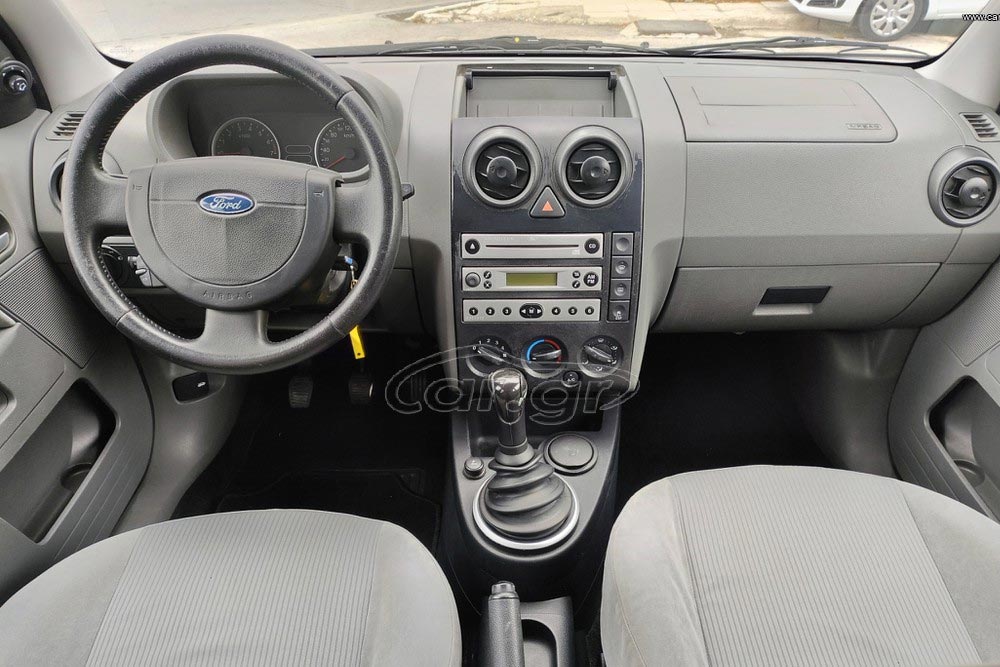 https://cdn.autogreeknews.gr/wp-content/uploads/2025/11/Ford-Fusion-2004-4.jpg