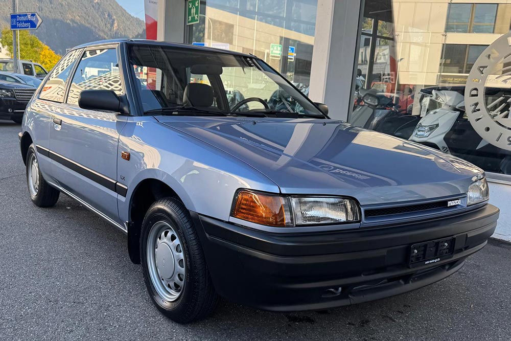 https://cdn.autogreeknews.gr/wp-content/uploads/2025/11/Mazda-323-1990-1.jpg