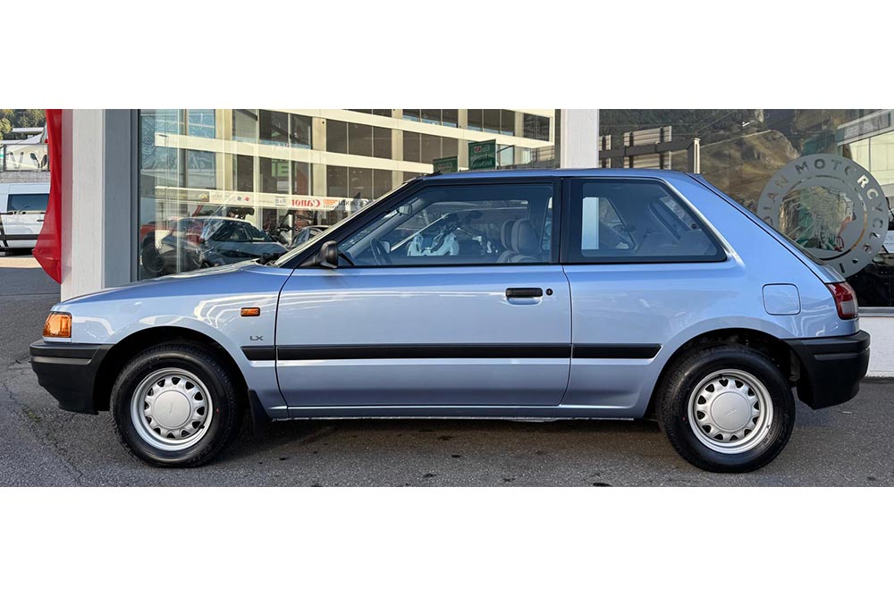 https://cdn.autogreeknews.gr/wp-content/uploads/2025/11/Mazda-323-1990-3.jpg