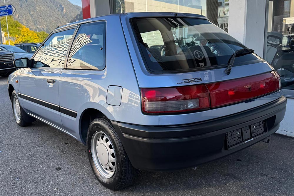 https://cdn.autogreeknews.gr/wp-content/uploads/2025/11/Mazda-323-1990-4.jpg