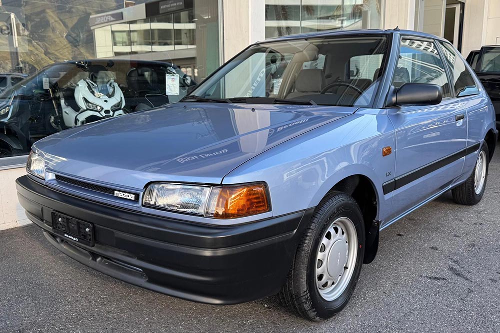 https://cdn.autogreeknews.gr/wp-content/uploads/2025/11/Mazda-323-1990-5.jpg