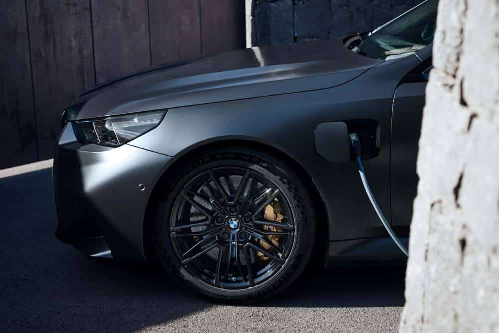 https://cdn.autogreeknews.gr/wp-content/uploads/2025/11/bmw-m5-touring.jpg