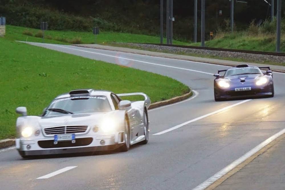 https://cdn.autogreeknews.gr/wp-content/uploads/2025/11/clk-gtr-vs-911-gtr-02.jpg