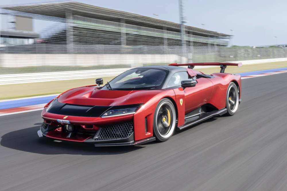 https://cdn.autogreeknews.gr/wp-content/uploads/2025/11/ferrari_f8050.jpg