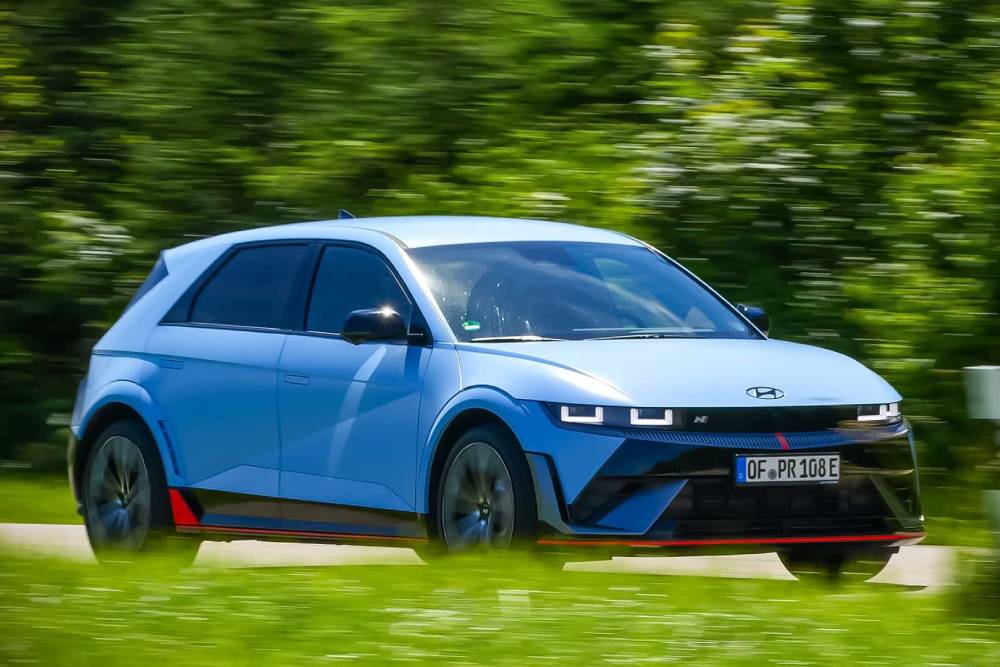 https://cdn.autogreeknews.gr/wp-content/uploads/2025/11/hyundai-ioniq-5-n-on-the-road-1.jpg