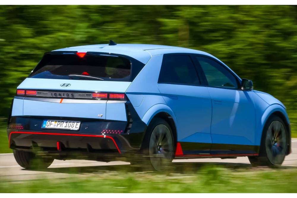 https://cdn.autogreeknews.gr/wp-content/uploads/2025/11/hyundai-ioniq-5-n-on-the-road-2.jpg