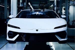 lamborghini-temerario-poses-for-the-camera-on-the- (1)