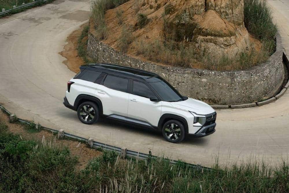 https://cdn.autogreeknews.gr/wp-content/uploads/2025/11/mitsubishi-destinator.jpg