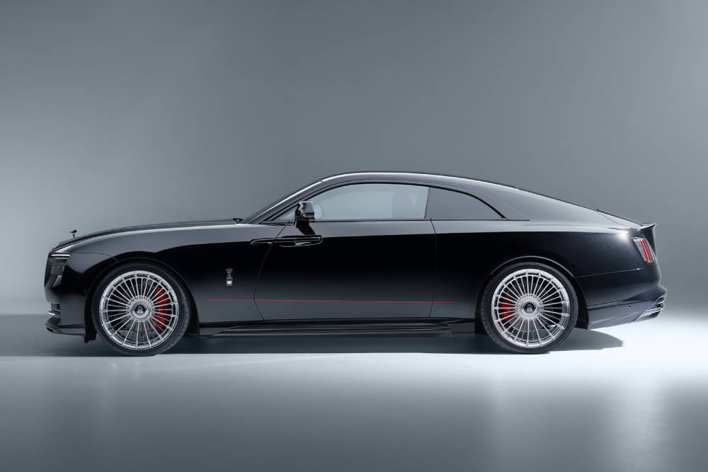 https://cdn.autogreeknews.gr/wp-content/uploads/2025/11/novitec-makes-the-rolls-royce-spectre-black-badge-1.jpg