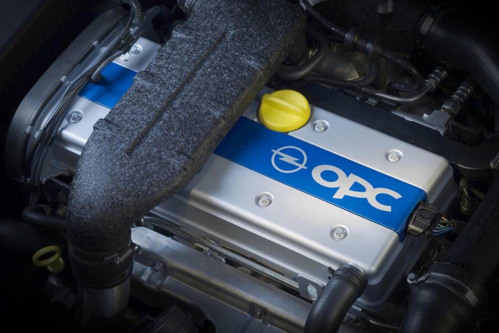 https://cdn.autogreeknews.gr/wp-content/uploads/2025/11/opel-zafira-opc-engine.jpg