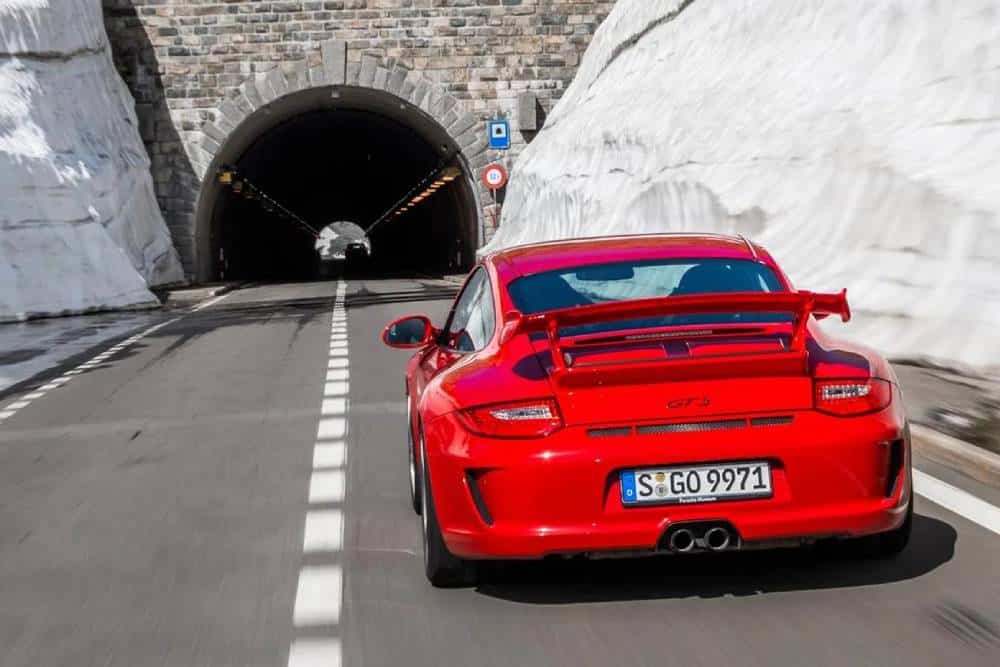 https://cdn.autogreeknews.gr/wp-content/uploads/2025/11/porsche-tunnel-mode.jpg