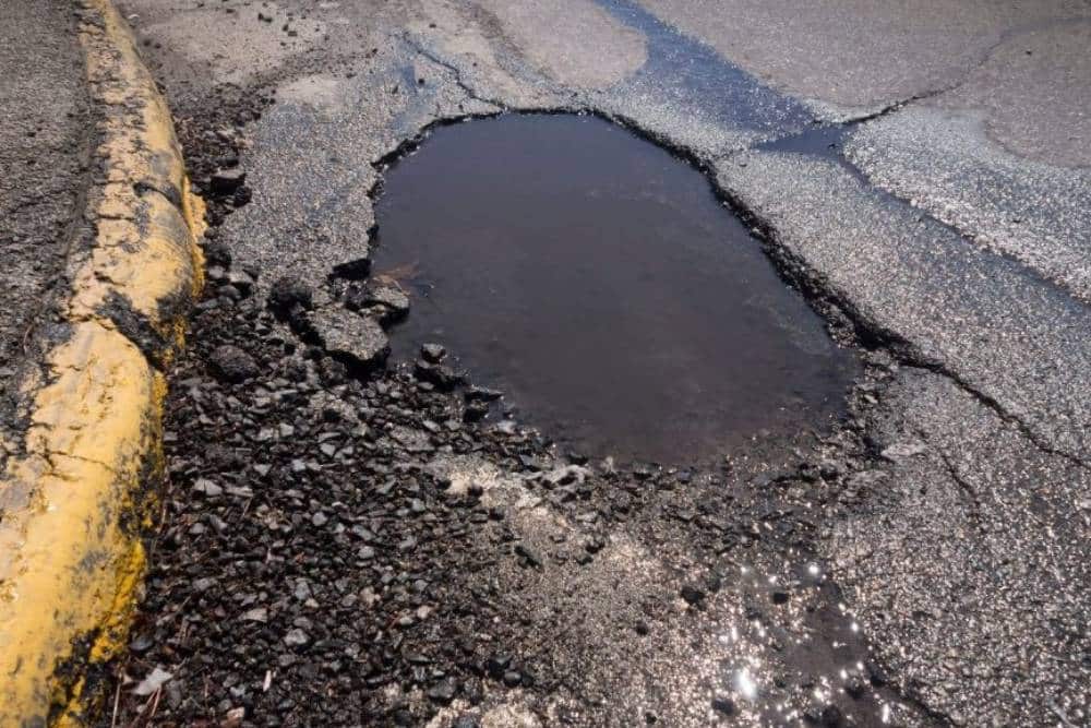 https://cdn.autogreeknews.gr/wp-content/uploads/2025/11/pothole-02.jpg