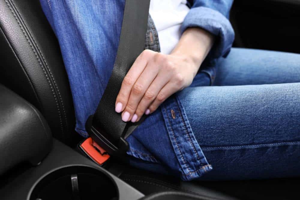 https://cdn.autogreeknews.gr/wp-content/uploads/2025/11/seatbelt-fastening.jpg