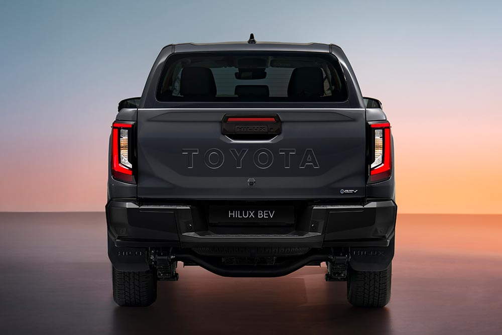 https://cdn.autogreeknews.gr/wp-content/uploads/2025/11/toyota-hilux-2025-10.jpg