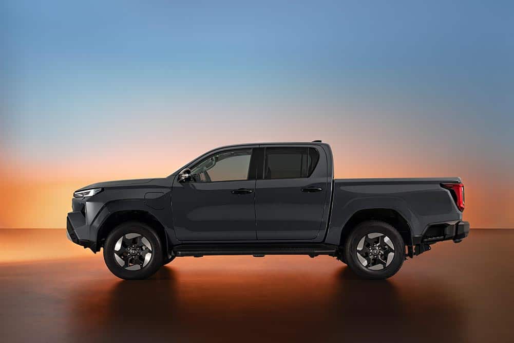 https://cdn.autogreeknews.gr/wp-content/uploads/2025/11/toyota-hilux-2025-11.jpg