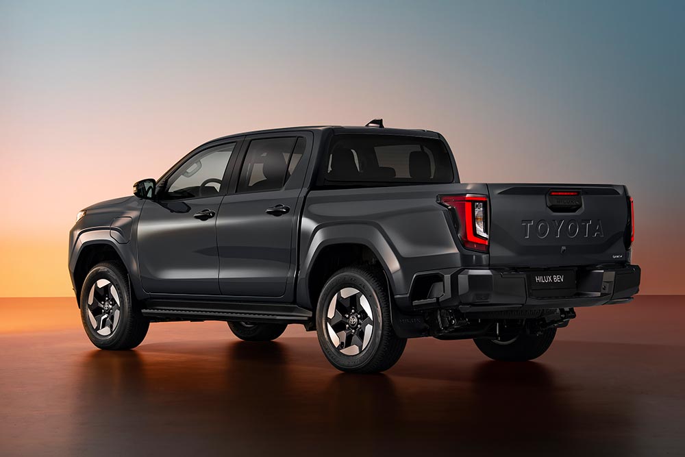 https://cdn.autogreeknews.gr/wp-content/uploads/2025/11/toyota-hilux-2025-13.jpg