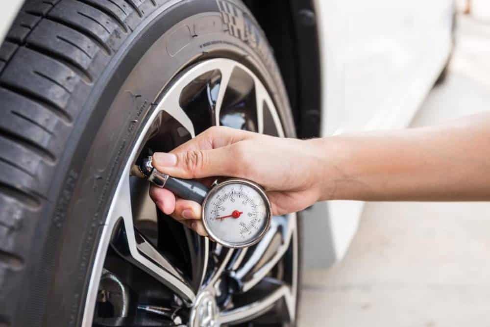 https://cdn.autogreeknews.gr/wp-content/uploads/2025/11/tyre-pressure-1-1.jpg