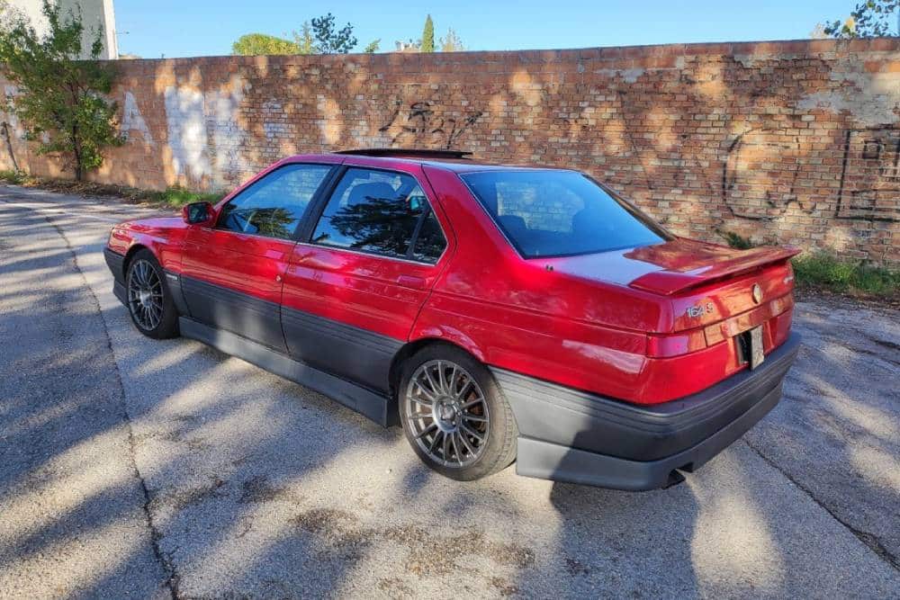 https://cdn.autogreeknews.gr/wp-content/uploads/2025/12/1993-alfa-romeo-164-68b6d7795cb74.jpg
