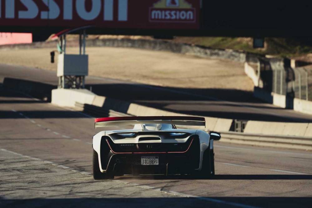 https://cdn.autogreeknews.gr/wp-content/uploads/2025/12/2025-czinger-21c-laguna-seca-record-2025-2.jpg
