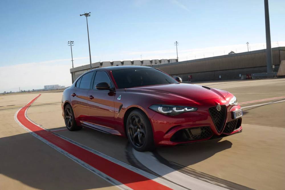 https://cdn.autogreeknews.gr/wp-content/uploads/2025/12/Alfa-Romeo-Giulia-and-Stelvio-Quadrifoglio-Collezi-2.jpg